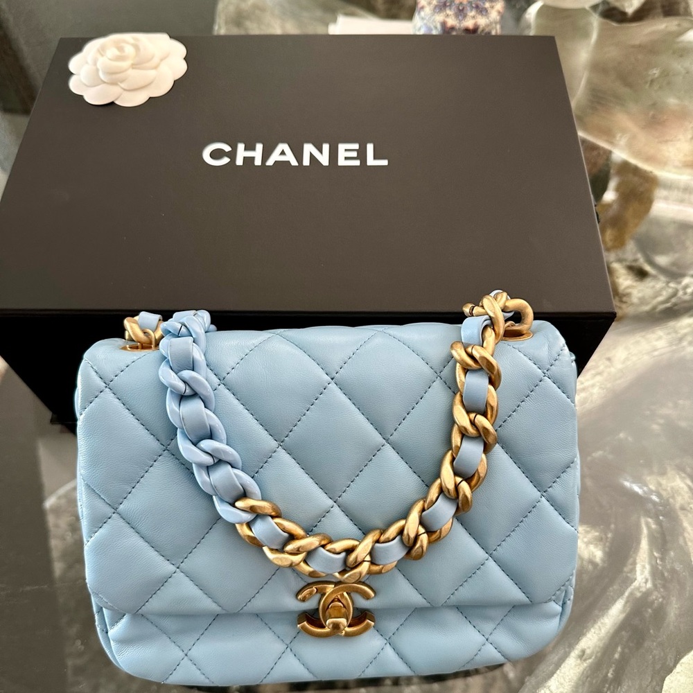 CHANEL Sky Blue Quilted Crossbody Bag with Gold Chain - Picture 2 of 9